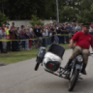 Szebbnél szebb oldalkocsis motorok a Kossuth utcán