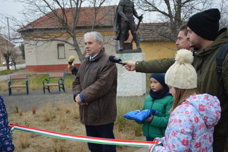 Dózsa György szobra a róla elnevezett utca végére került