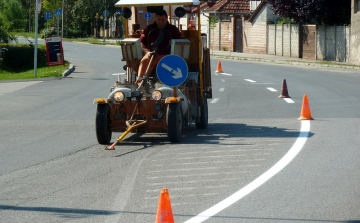 Festik az útburkolati jeleket, egyengetik a zúzott köves utcákat