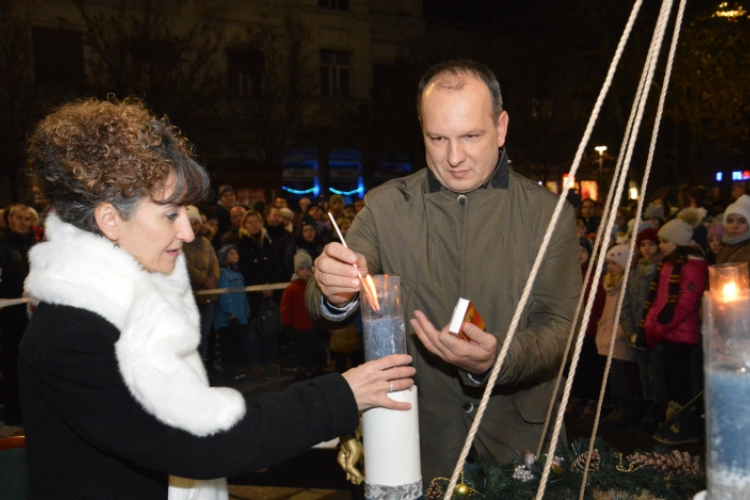 A második is fényre lobban, jelzi: angyal szállt a földre