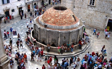 Nincs több fürdőgatyás séta Dubrovnik belvárosában