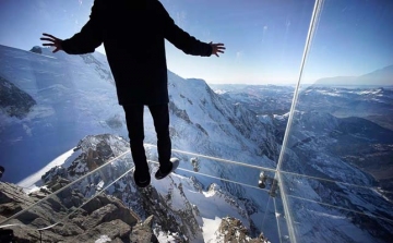 Üvegkilátó a francia Alpokban
