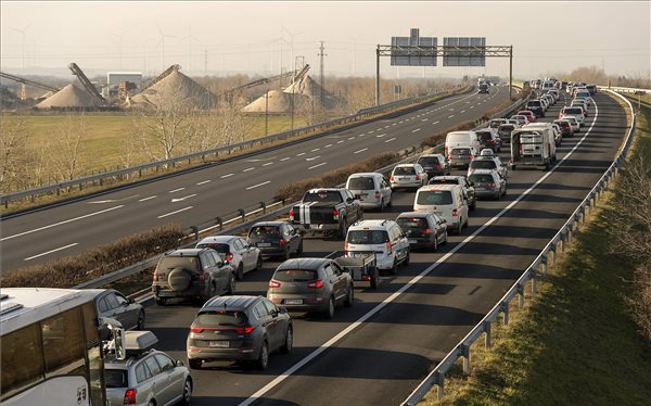 Hat kilométeres a torlódás az M1-esen