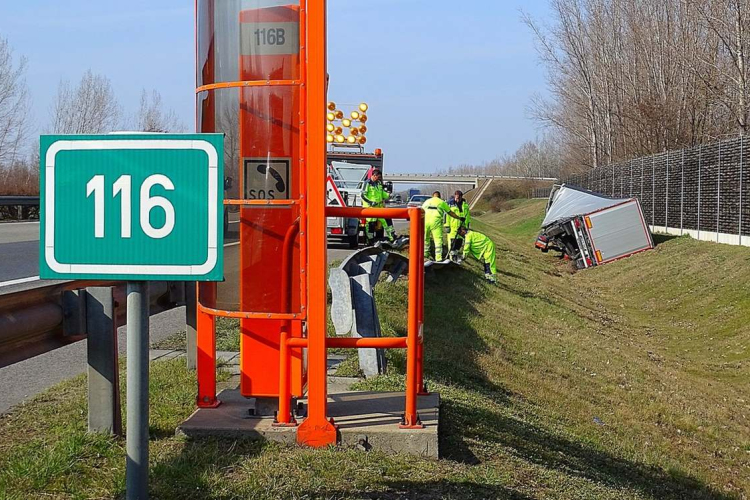 Egy kamion hajtott árokba Kiskunfélegyháza határában