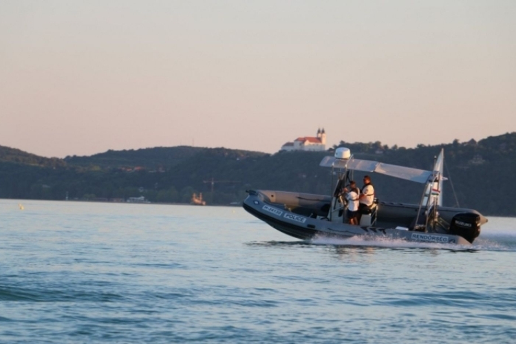 Szörföst mentettek ki a Balatonból