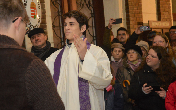 Fellobbant az első láng városunk adventi koszorúján
