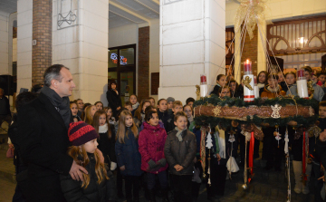 Fellobbant az adventi koszorú első gyertyalángja