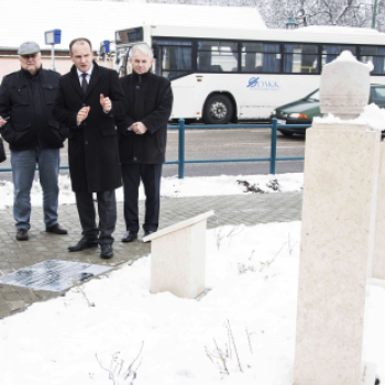  Kőfaragók tere nevet kapta a buszállomással szemközti park 