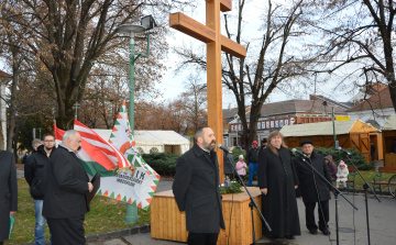 Álljunk meg egy percre a kettős kereszt alatt