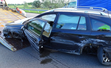 Baleset az M5-ösön, Petőfiszállásnál: átrepült kerék a szemközti sávba