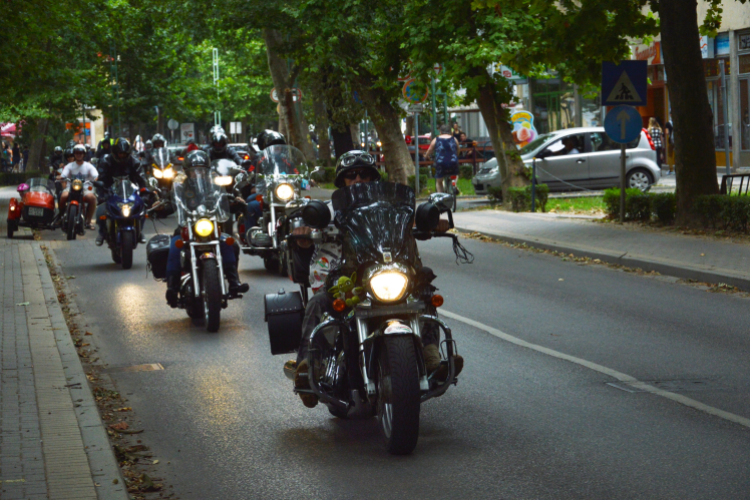 Zarándok motorosok felvonulása a Kossuth utcán