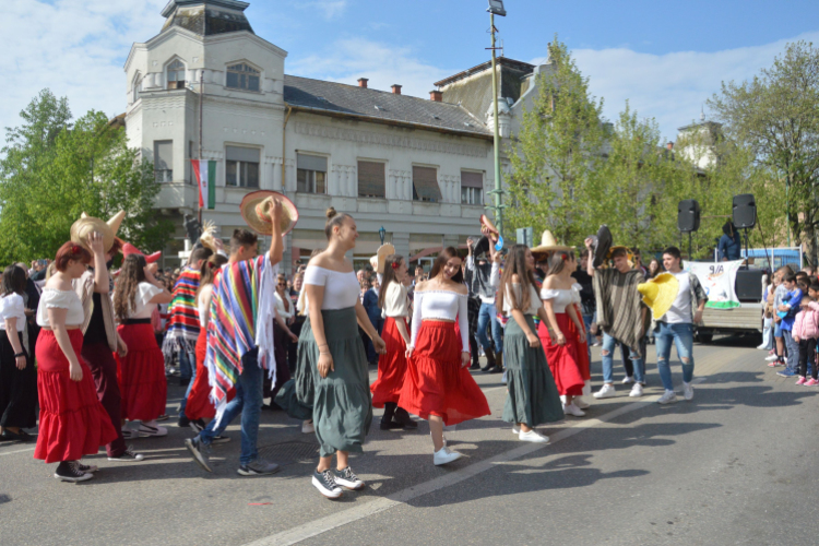 Bolondballagás Kiskunfélegyháza főutcáján