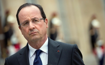 Lövést adott le egy francia csendőr tévedésből Francois Hollande beszéde közben, könnyebb sérültek