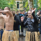 Vidám búcsú a sulitól: bolond ballagók a Kossuth utcán