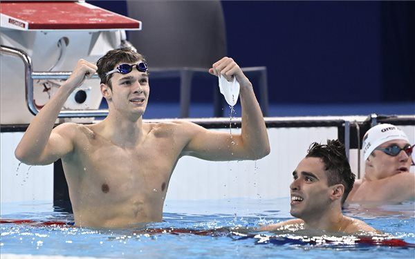 Kós Hubert olimpiai bajnok 200 méteres hátúszásban