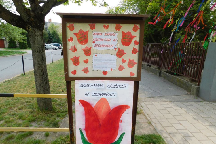 Az Anyukákat ünnepli a Platán Iskola