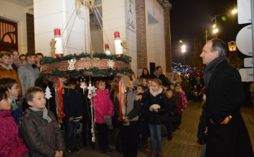 Advent első gyertyája ma lángra lobban