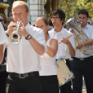 Néptáncosok sora kígyózott a platán fák árnyékában