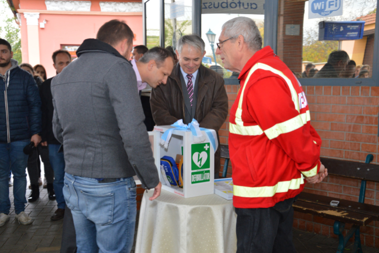 Defibrillátort helyeztek el a buszállomáson