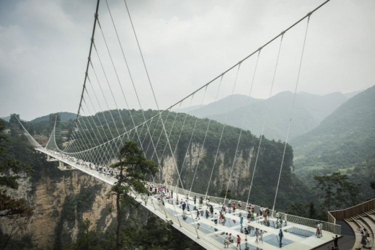 Máris be kellett zárni a világrekorder üvegpadlós hidat