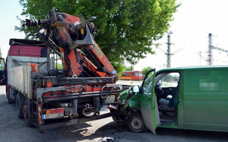 Nekiütközött az út szélén parkoló tehergépjárműnek