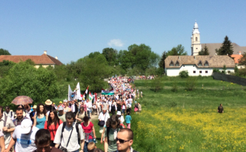 Csiksomlyón ragyogó napsütés kíséri a zarándokokat