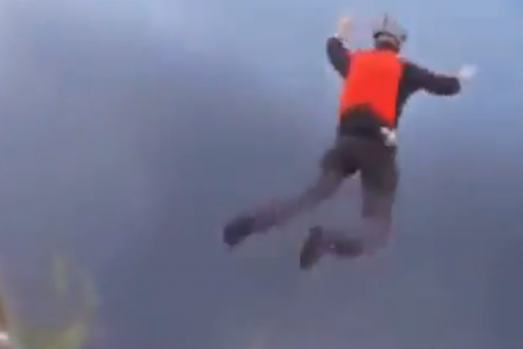 340 méterről, ejtőernyő nélkül, túlélte a zuhanást (VIDEÓ)