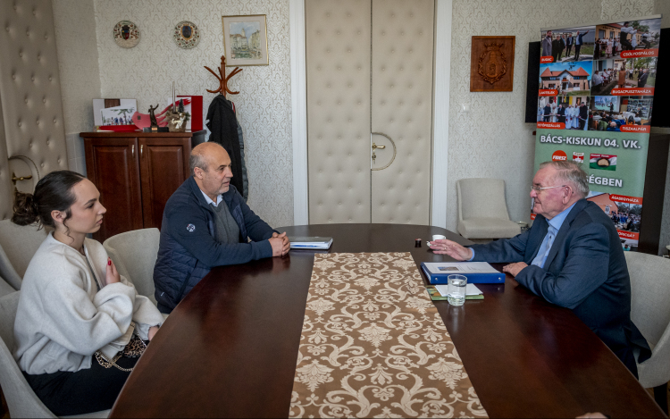  Kiskunfélegyházán tartott fogadóórát Lezsák Sándor országgyűlési képviselő  