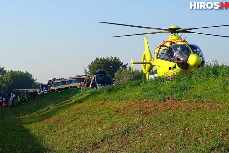 Felborult egy busz, meghalt egy ember az M5-ös autópályán