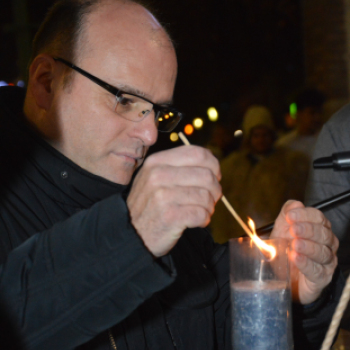 Fellobbant a lángja az adventi koszorú negyedik gyertyájának is