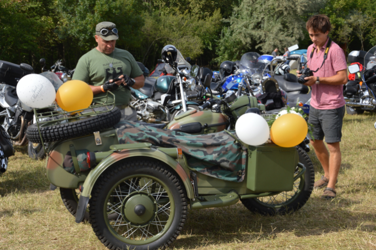 81 évesen is oldalkocsis motoron száguld