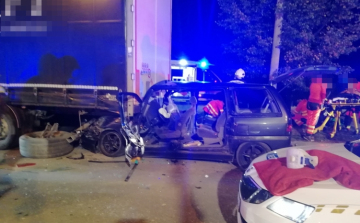 Rendőrautóval és kamionnal ütközött egy embercsempész Veszprémben