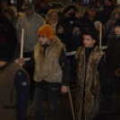 Lángra lobbant az adventi koszorú harmadik gyertyája is