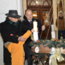 Lobog a hitet jelképező láng városunk adventi koszorúján