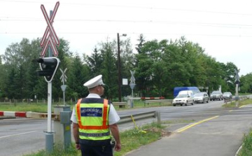 Nagyszabású ellenőrzést tart a MÁV és a rendőrség a vasúti átjárókban