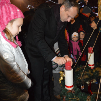 Felgyulladt az első adventi gyertya