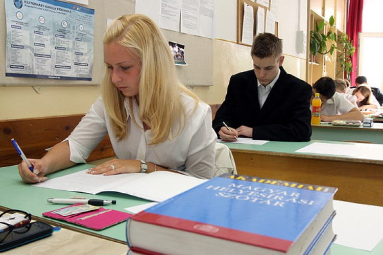 Hétfőn a magyar írásbelikkel kezdődnek a vizsgák
