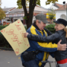 Forró teával és öleléssel várták a járókelőket