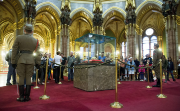 Megnyitják a látogatók előtt az országházat