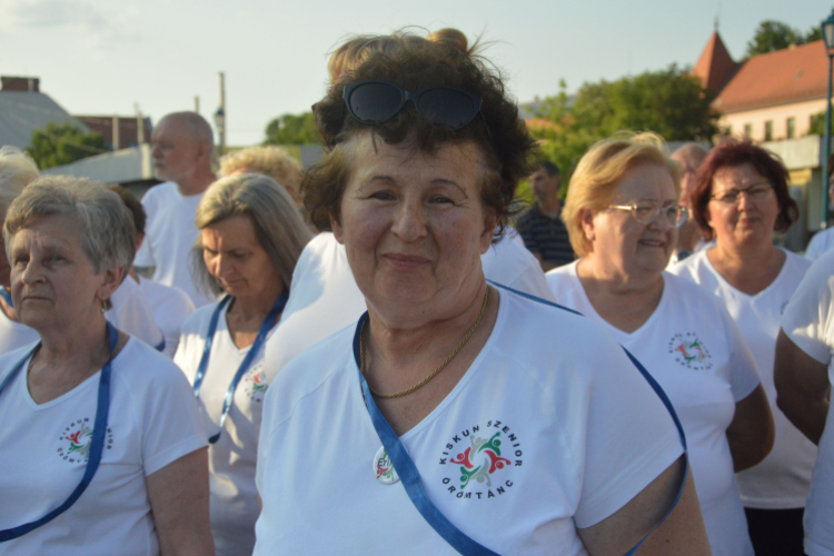 Csaknem száz szenior örömtáncos ropta a főtéren