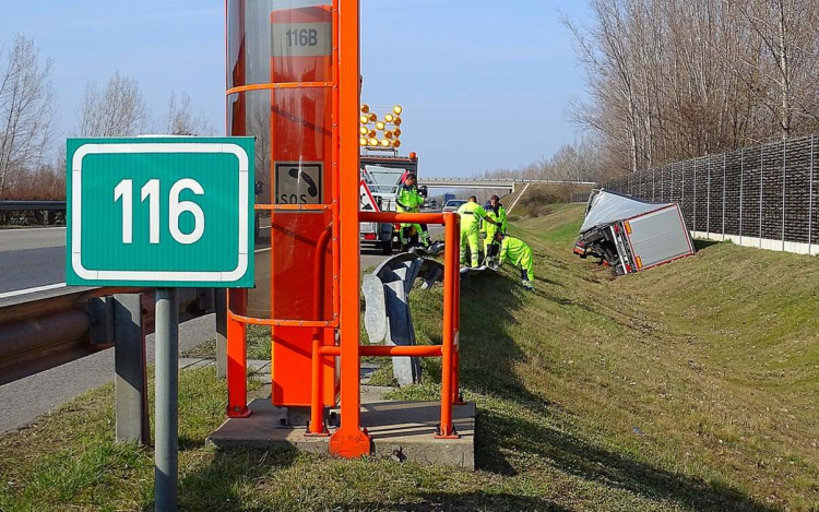 Egy kamion hajtott árokba Kiskunfélegyháza határában