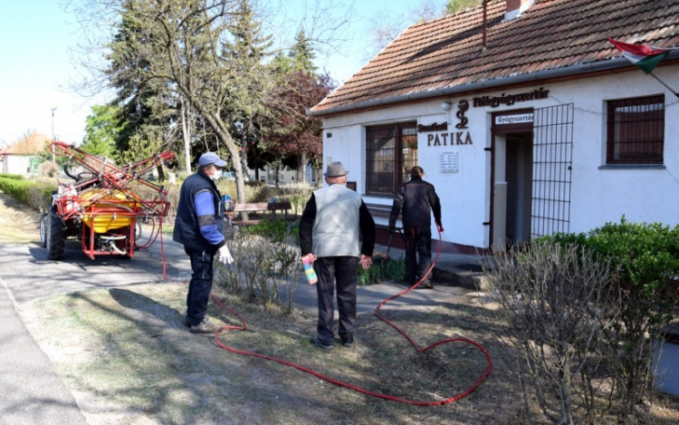 Folyamatosan fertőtlenítik a közterületeket Petőfiszálláson