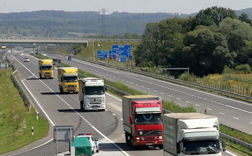 Felfüggesztették hétvégére a kamionstopot
