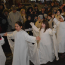 Lángra lobbant az adventi koszorú harmadik gyertyája is