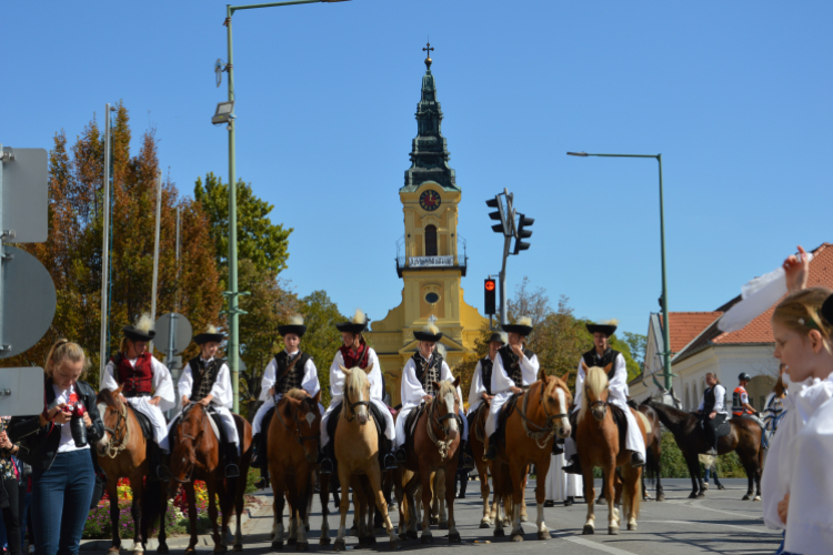 Szüreti felvonulás a Kossuth utcán