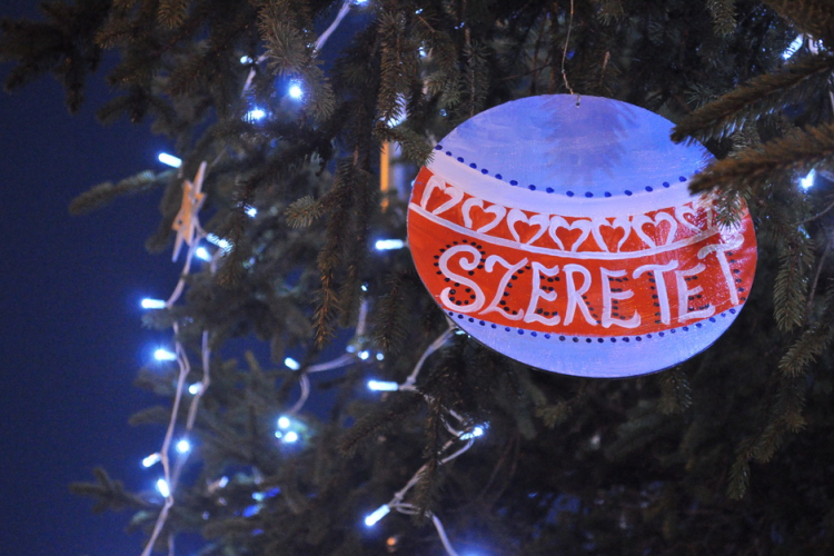 Felgyulladtak a fények a város karácsonyfáján