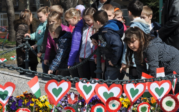 Kokárdák és zászlócskák a Petőfi szobornál