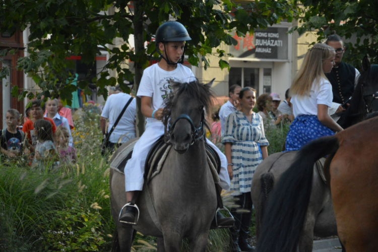 Felvonulással vette kezdetét a belvárosi lovas ünnep