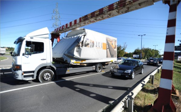 Beszorult teherautó miatt áll a Ferihegyi út