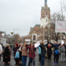 Élő szeretetláncot alkottak